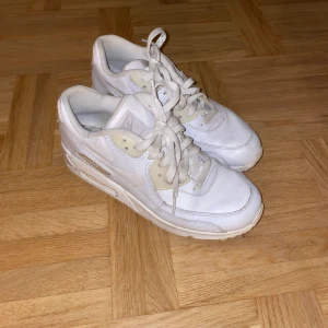 Nike Air Max - Nike Air Max skor. Tyvärr har dom gulnat på sidorna och är lite lortiga men annars ä det inget fel på dom. Köpt second hand. 