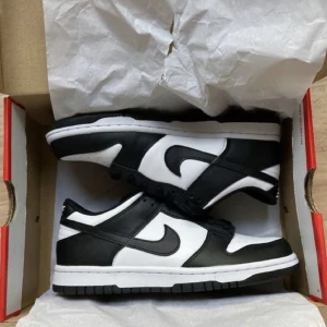 Nike dunk low retro white black - Säljer nu ett par alldeles nya dunks. Jag säljer då jag beställde två par för var inte säker på storleken. Nypris 2300kr💕 skick 10/10