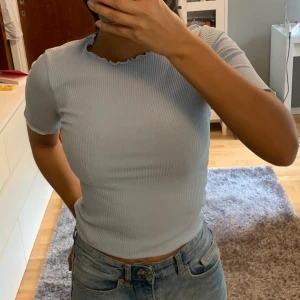 T-shirt NA-KD - Blå t-shirt från NA-KD i storlek XS