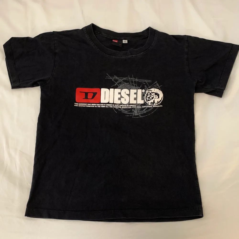 Asball Diesel babytee. Den är storlek XL i barnstolek och sitter ungefär som storlek S på mig! Tryck inte på köp nu. OBS. Köparen står för frakten (45 kr).. T-shirts.