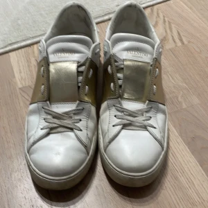 Valentino skor - Använda Valentino skor i strl 40 som köptes på farfetch för 2 år sen. Behöver en liten avputsning. Kan gå ner lite i pris vid en snabb affär! Digitalt kvitto finns.