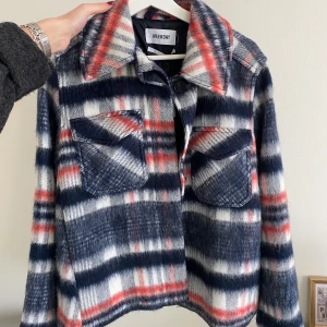 Kort kappa - Världens snyggaste korta kappa från weekday som är helt ny med lappar kvar❤️☺️ Helt slutsåld och nypriset var 700kr