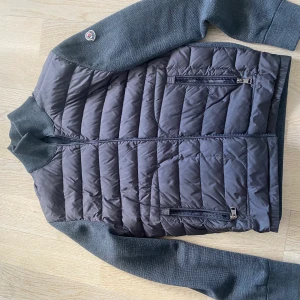 Moncler cardigan storlek L - 8/10, gott skick, endast en liten flaw vid ärmkanten, bild på det kan man få om intresset finns 