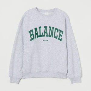 Grå sweatshirt  - Grå sweatshirt med grönt tryck på bröstet. Säljer den då jag har tröttnat på den, men den är fortfarande i bra skick. Skriv privat om ni har frågor eller vill ha fler bilder!💓