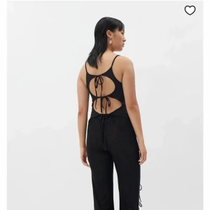 Open back top från Weekday - Aldrig använd med alla lappar kvar, köpt för 180kr. Annonsen kvar = varan kvar