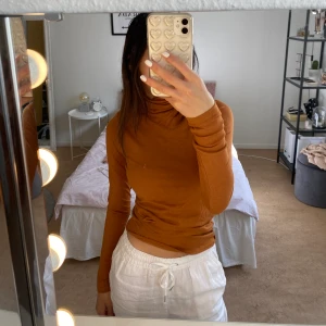 Polotröja - Polotröja i skönt material som passar bra till hösten/vintern. I bra skick. Kan mötas upp eller frakta.