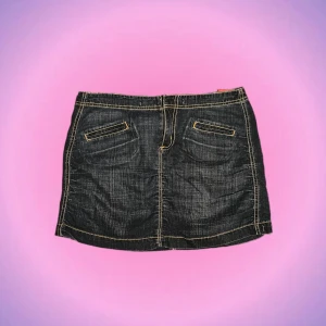 Miniskirt  - Så söt miniskirt i mörkblått jeanstyg! Den är i fint skick🙌🏼✨ Är osäker på strlk, står ”size 7” på lappen. Midjemåttet är 41cm tvärs över dvs 82 runt hela midjan😊 Hör av dig vid intresse💗💗