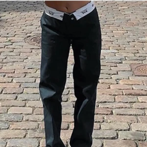 Dickies 874 byxor - Säljer mina dickiesbyxor som är både lite långa och stora i midjan, jag är ca 169/170 och bär normalt sett stl.34 på byxor. Aldrig använda bara testade därav alla lappar kvar! Hör av dig vid fler bilder eller frågor😊