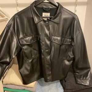 Skinnjacka zara - Svart tunn skinnjacka från zara i jätte bra skick. Superskönt material!