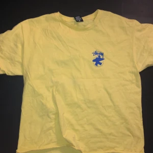 Stussy t-shirt - Gul stussy tisha i sjukt skick! Inga tydliga tecken på användning bortsett från den avklippta kanten nedtill.