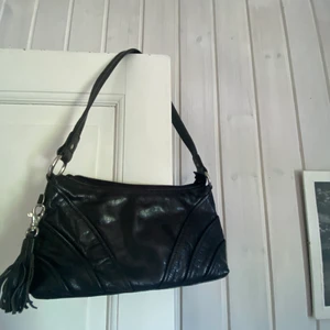 Svart liten väska  - Säljer denna söta väska från märket The Monte. Vintage o använd hyfsat. Snygg och till fester eller på en ute kväll. Köp direkt för 150kr💕