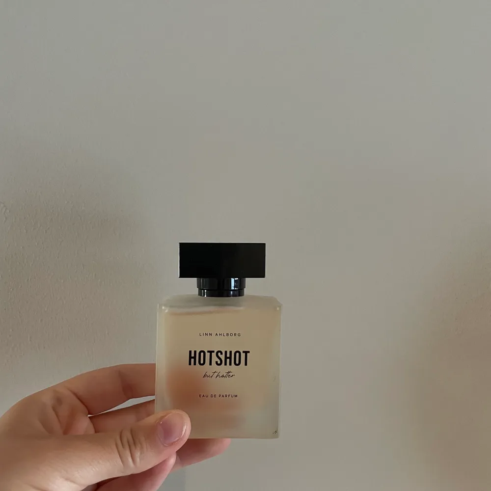 Säljer denna parfym som jag fått i present men aldrig använt då jag har en favorit parfym som jag alltid använder. Parfymen luktar dock helt magiskt🤍. Övrigt.