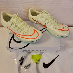 Helt nya nike zoom Maxfly spikskor - Världens snabbaste spikskor till salu.  Helt nya nike zoom Maxfly spikskor Inköpta från Nike men säljer för att de är tyvärr för små. Passa på nu, svårt och få tag på skorna! Strlk 42.5  Hämtas i Karlstad eller kan skickas om köparen står för frakt