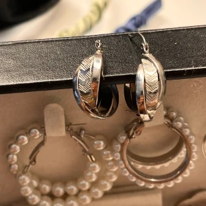 Super fina sliver örhängen  - Örhängen som aldrig är använda och inte kommer till användning, de är verkligen super fina så vet inte riktigt varför det inte kommit till användning! Fick i present så vet ej nypris tyvärr, köparen står för frakten!💕