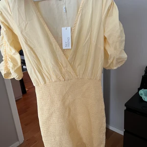 Ljusgul midi klänning  - En helt oanvänd ljusgul klänning från Nelly💛 storlek 36  120kr+frakt 