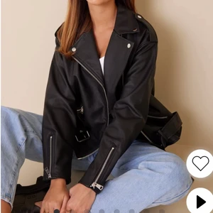 Skinnjacka  - Säljer min skinnjacka från Nelly, storlek 36. Bra skick. Köparen står för frakten💓