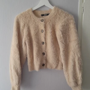 Fluffig kofta - En beige gluffig kofta med knappar