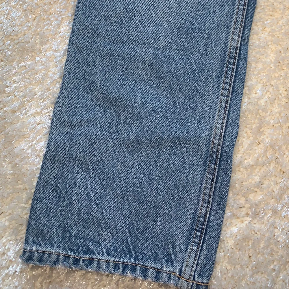 Ett par jeans från zara i rak modell och ljus tvätt storlek 36. Aldrig använda! . Jeans & Byxor.