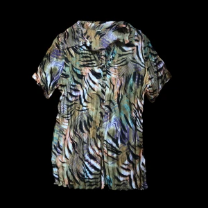 Plisserad blus oversize  - Plisserad blus i abstrakt mönster 🪲 Storlek 48/50 som jag själv (s) använt som oversize. 