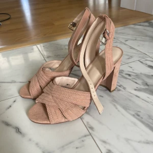 Nine West klackar  - Beigerosa klackar ifrån Nine West. Väldigt sköna och bra kvalite, aldrig använda.