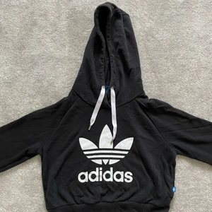 Cropped hoodie från Adidas - Säljer min sparsamt använda croppade hoodie från Adidas i mycket fint skick och bra kvalite.
