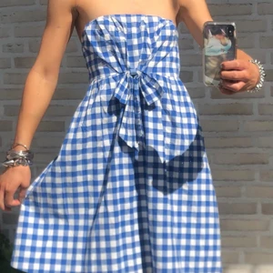 Klänning - Jättefin klänning i storlek 40💙💙 På mig är den fastnålad där bak då den är för stor. Fraktar för 66kr spårbart eller möts i Fridhemsplan 👼