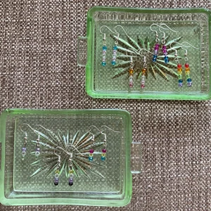 prideörhängen!!! - egengjorda örhängen inspirerade av olika prideflaggor!! krokarna är nickelfria :-) kan även göra andra färger så det är bara att slänga iväg ett meddelande! frakt tillkommer på 14kr men bjuder på den vid köp av andra smycken på min sida!!<3<4