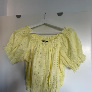 Croppad blus - Croppad blus från na-kd, superfint i gult och storlek L