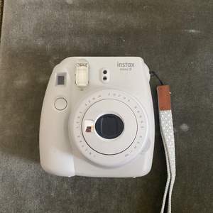 Instax Mini 9 Polaroidkamera. Använt 2 gånger och till 3 bröllop. Så mycket fint skick! Säljer för att jag inte använder den.  Köparen står för frakten.