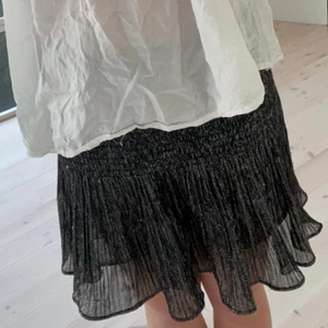 Söt kjol💕 - Såå fin och glittrig kjol perfekt nu till sommaren!! Köpte förra året och säljer då den inte används så mycket längre💘✨