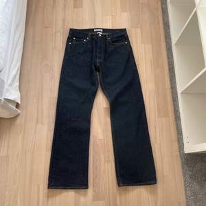 Mörkblå Hope Rush jeans i nyskick. Säljes på grund av att de är lite för stora för mig. Nypris 1400kr, säljes för 700kr. Köparen står för frakten.