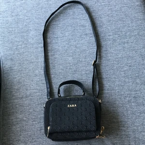 Zara väska  - Helt oanvänd Zara väska, köpte precis men var inte min stil. Super fina guld detaljer. Kan skicka mer bilder om det behövs. Köparen står för frakten!😊