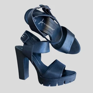 Plattform klackar  - Plattform klackar från humana med öppna tår och knäppe på sidan. 