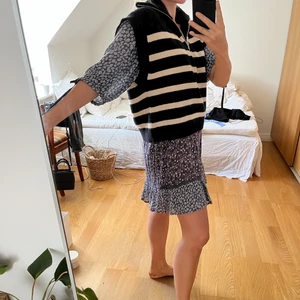 Stickad väst - svartvit - Stickad väst med svartvita ränder och dragkedja. Storlek S. Bra skick!  DMa om du vill köpa flera kläder!