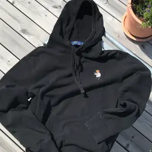 Riktigt snygg hoodie från Polo Ralph Lauren, säljer endast pga lite för liten. Frakt ingår ej, kan även mötas upp i Göteborg!