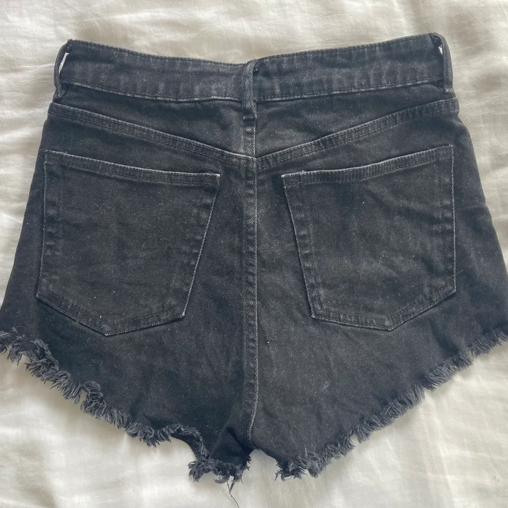 Ett par snygga jeansshorts från Zara. Knappt använda pga. lite för små för mig. Hör av dig för fler bilder! . Shorts.