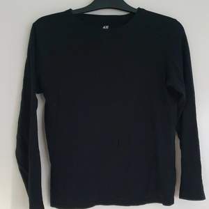 Basic och luftig svart långärmad tröja, har använts ett par antal gånger men blivit för liten