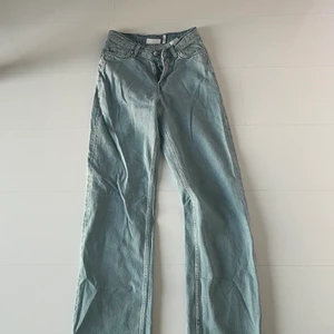 Weekday twin denim  - Raka jeans med en V skuren midja