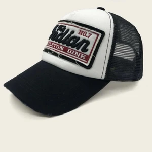 Trucker keps - !! Lånade bilder!!  Säljer en av mina favorit kepsar då jag inte tycker den passar min huvudform. Aldrig använd, endast testad. Ungefär 55-60 cm i huvudomkrets men går självklart att justera där bak. Skriv ifall du har frågor eller vill ha fler bilder💞