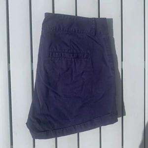 Chinosshorts H&M 158 - Ett par chinosshorts i stl 158. Marinblå och supersköna