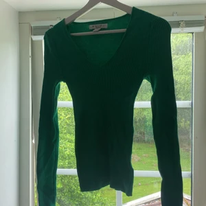 Grön långamad tröja  - En jätte fin grön tröja som är i storlek xs knabbt använd jätte skön passar till väldigt mycket 