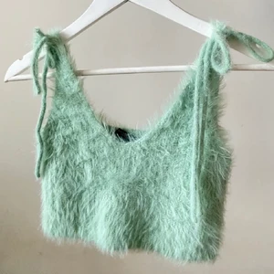 Ljuvlig topp - sååå fin sommar topp från zara! Det enda är att banden på den ena sidan är kortare än den andra, men inget som syns eller distraherar