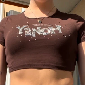 Brun croptop - Använder aldrig. Ber om ursäkt för dåliga bilder - var väldigt stressad. 