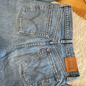 levis ribcage straight ankle  - säljer nu mina ribcage straight ankle levisjeans som tyvärr har blivit för korta, det är min kompis på bilden som är ungefär 168cm💞 (❗️kom gärna med prisförslag för att utropspriset stämmer inte❗️)