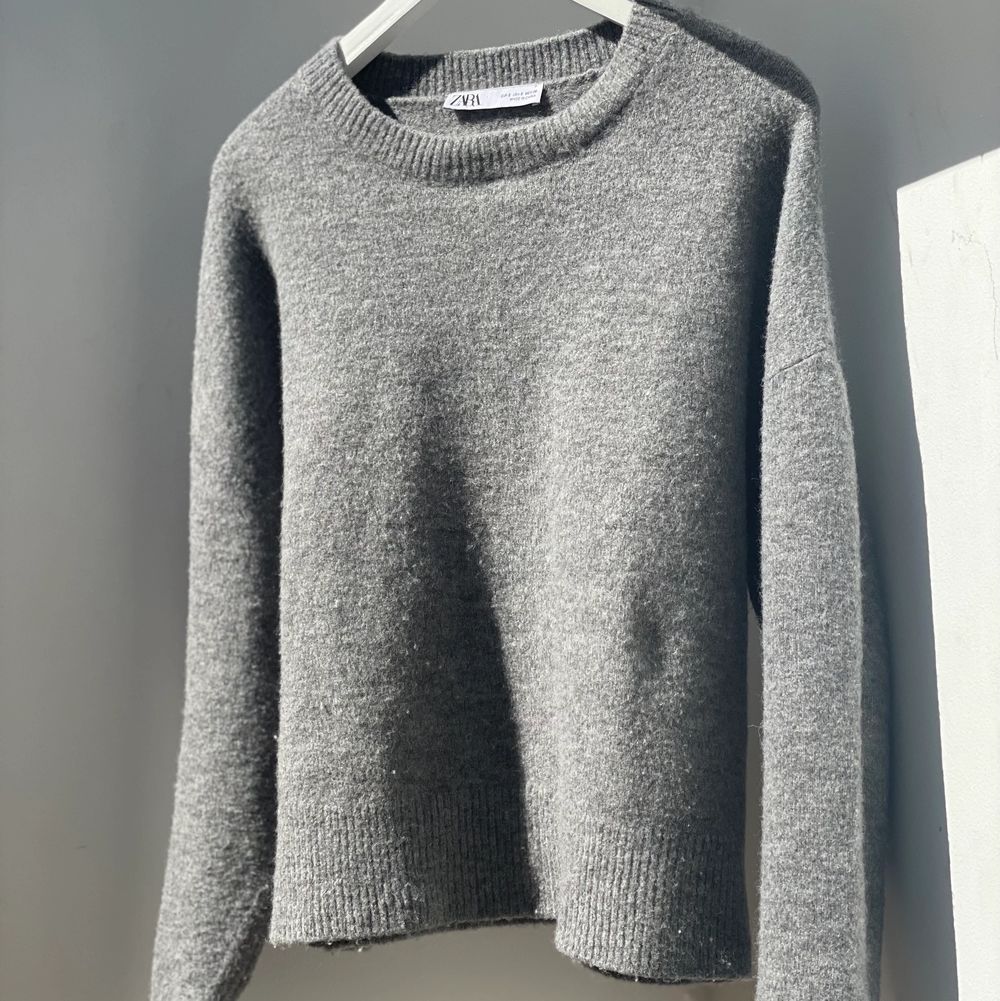 Stickad grå tröja från zara. Den är lite oversized men perfekt längd. Den är köpt i vintras, så finns tyvärr inte kvar på hemsidan. Tröjan är i storlek S. Kom privat vid intresse!💗. Stickat.