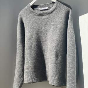 Stickad grå tröja från zara. Den är lite oversized men perfekt längd. Den är köpt i vintras, så finns tyvärr inte kvar på hemsidan. Tröjan är i storlek S. Kom privat vid intresse!💗