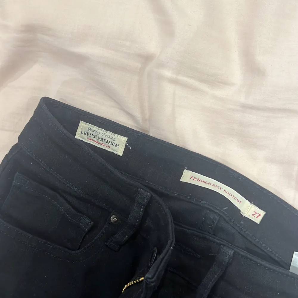 Säljer dessa underbara svarta ”High Rise bootcut” jeans från Levis då jag inte har användning för dessa, använda Max 10 gånger och i helt perfekt skick. Köpta i januari och köptes för 1,200kr säljer nu för 800, passar en S/XS, jag är 160 och dom är perfekta. Jeans & Byxor.
