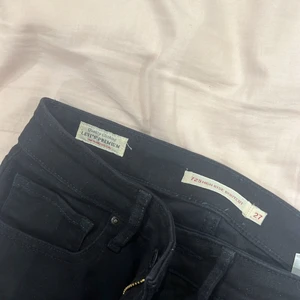 LEVIS BOOTCUT - Säljer dessa underbara svarta ”High Rise bootcut” jeans från Levis då jag inte har användning för dessa, använda Max 10 gånger och i helt perfekt skick. Köpta i januari och köptes för 1,200kr säljer nu för 800, passar en S/XS, jag är 160 och dom är perfekta