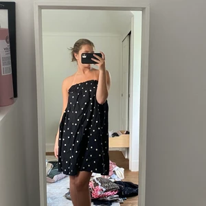 Prickig klånning - Söt prickig klänning, den har band över axlarna, men jag har använt klänningen med de besvikna💞 Frakt 66kr