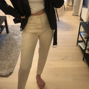 Gräddvita jeans - Gräddvita/ ljust beiga jeans i rak modell från boohoo. Storlek 38